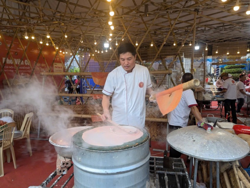 Tráng bánh phở, một công đoạn đòi hỏi sự kỳ công từ chọn gạo đến pha chế