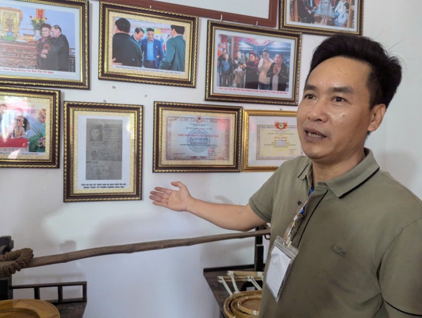 Ông Vũ Ngọc Vượng - nghệ nhân văn hoá ẩm thực, Phó chủ nhiệm chi hội phở Giao Cù giới thiệu về lịch sử phở Giao Cù