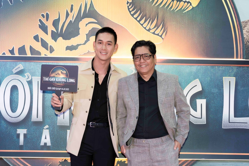 Song Luân đốn tim fan với diện mạo như hoàng tử, Chúng Huyền Thanh ghi điểm với diện mạo cực rạng rỡ tại sự kiện ra mắt “Thế Giới Khủng Long: Tái Sinh”