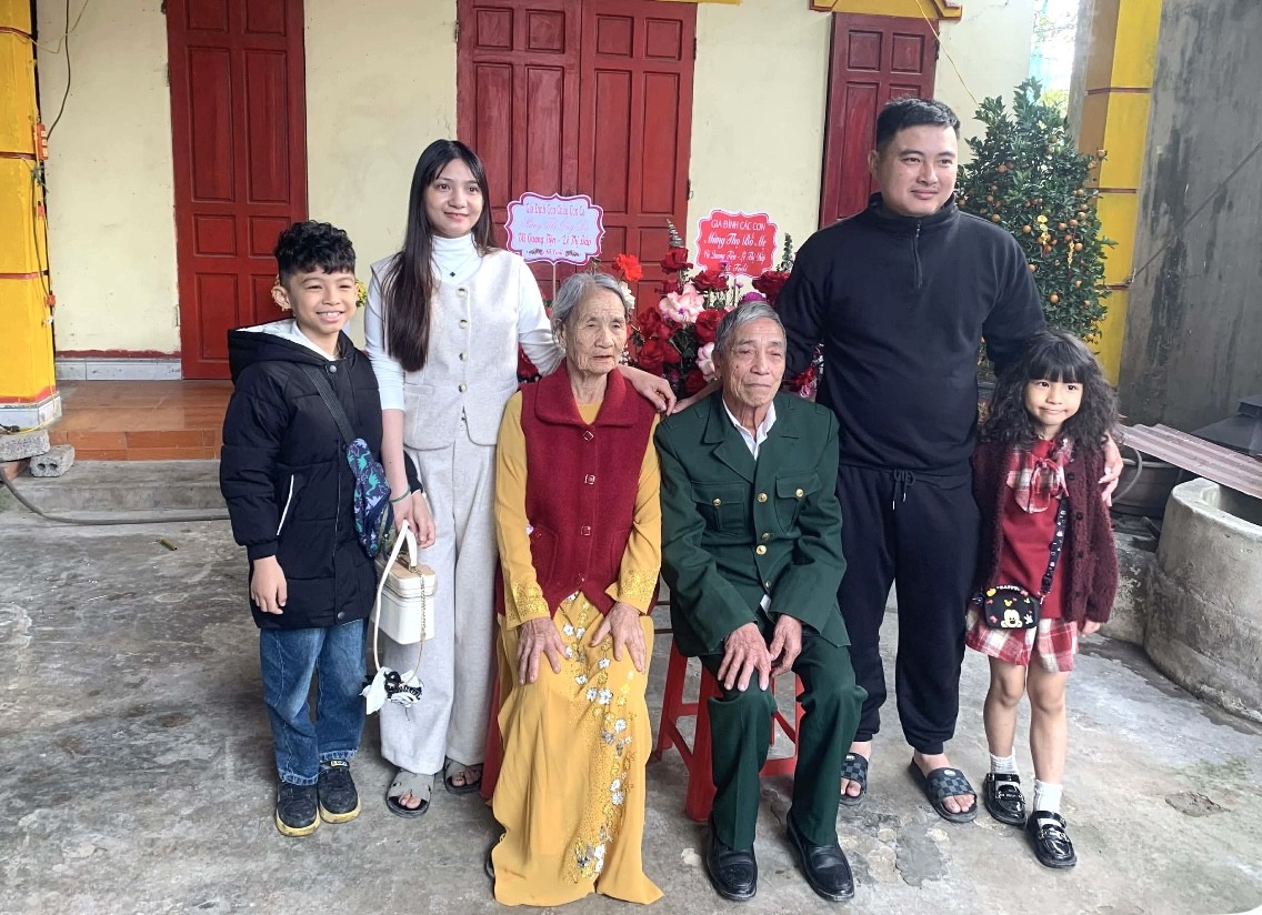 Mừng thọ đầu xuân: Nét đẹp nhân văn trong dòng chảy văn hóa Việt Mừng thọ đầu xuân: Nét đẹp nhân văn trong dòng chảy văn hóa Việt