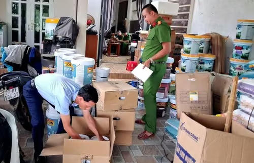 Lực lượng chức năng phát hiện nhiều thùng sơn và bột trét hiệu Jotun không có hóa đơn chứng từ.