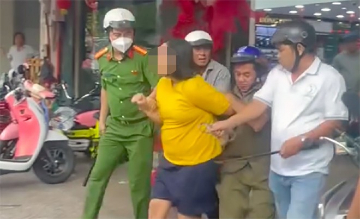 Người phụ nữ cầm vật sắc nhọn xông vào tiệm vàng đập phá, gây náo loạn phố