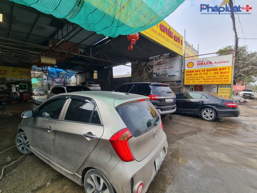 Tài xế sếp hàng chờ đợi các tiệm rửa xe hoạt động hết công xuất ngày cận Tết