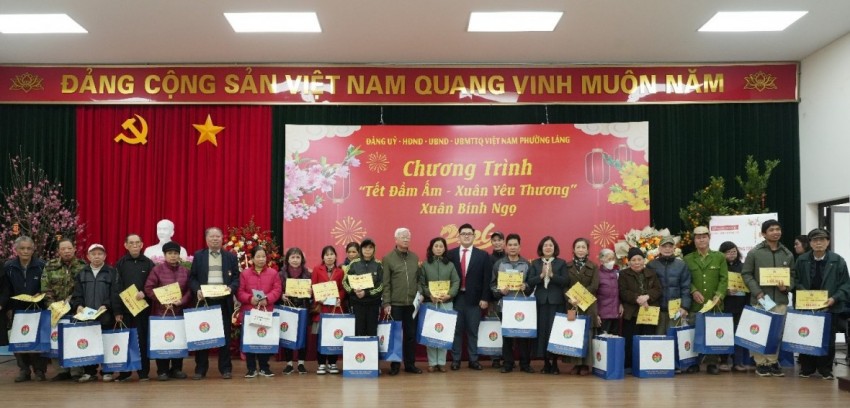 Mỗi phần quà tuy giá trị không lớn nhưng gói ghém tình cảm của CBNV tập đoàn ROX