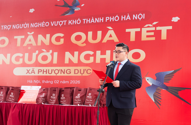 Đại diện Quỹ Hỗ trợ người nghèo vượt khó thành phố Hà Nội phát biểu tại buổi trao quà