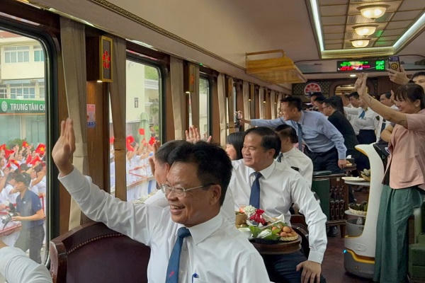 Khai trương đoàn tàu đưa đón y bác sỹ của Bệnh viện Bạch Mai từ Hà Nội đi Phủ Lý