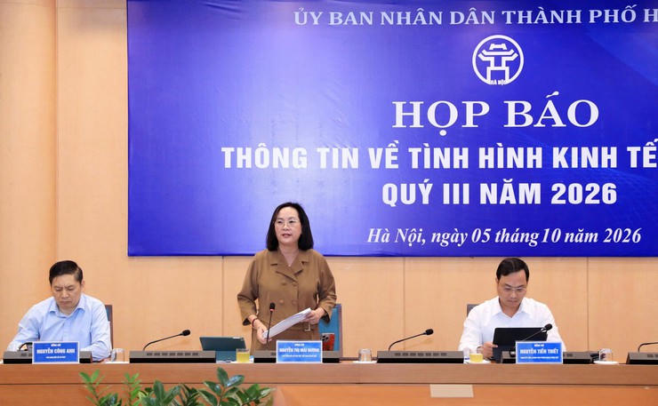 Phó Giám đốc Sở Văn hóa, Thể thao và Du lịch Nguyễn Thị Mai Hương thông tin về chuỗi hoạt động văn hóa, nghệ thuật, du lịch đặc sắc chào mừng kỷ niệm 72 năm Ngày Giải phóng Thủ đô. (Ảnh: Cổng TTĐT TP Hà Nội)
