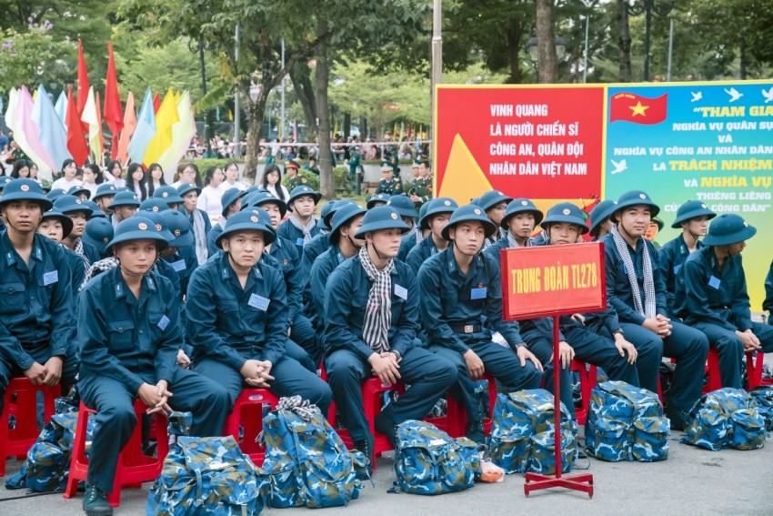 Lễ tòng quân tại Đồng Nai: Ngọn lửa trách nhiệm lan tỏa từ địa phương đến cả nước Lễ tòng quân tại Đồng Nai: Ngọn lửa trách nhiệm lan tỏa từ địa phương đến cả nước