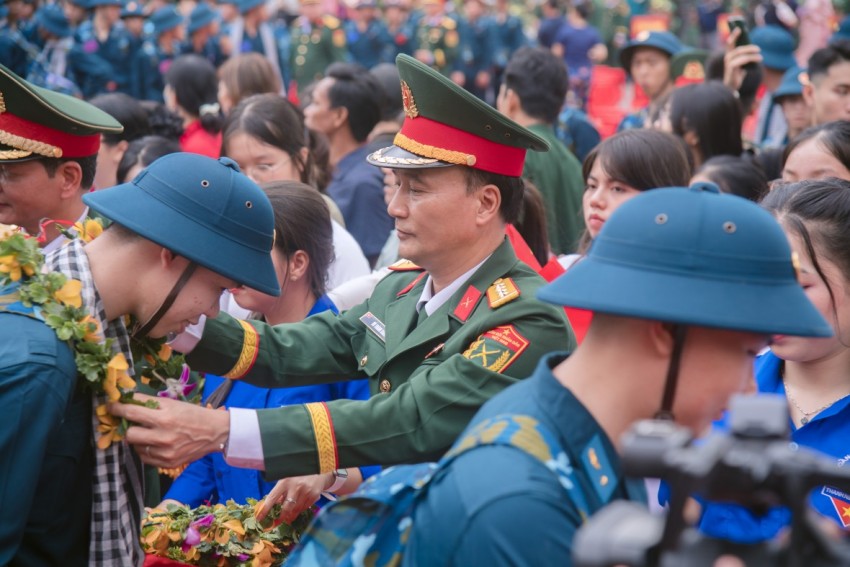 Lễ tòng quân tại Đồng Nai: Ngọn lửa trách nhiệm lan tỏa từ địa phương đến cả nước Lễ tòng quân tại Đồng Nai: Ngọn lửa trách nhiệm lan tỏa từ địa phương đến cả nước