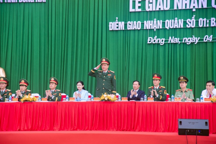 Lễ tòng quân tại Đồng Nai: Ngọn lửa trách nhiệm lan tỏa từ địa phương đến cả nước Lễ tòng quân tại Đồng Nai: Ngọn lửa trách nhiệm lan tỏa từ địa phương đến cả nước