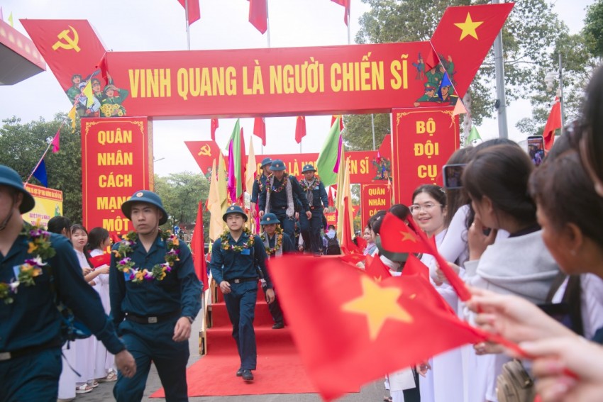 Lễ tòng quân tại Đồng Nai: Ngọn lửa trách nhiệm lan tỏa từ địa phương đến cả nước Lễ tòng quân tại Đồng Nai: Ngọn lửa trách nhiệm lan tỏa từ địa phương đến cả nước