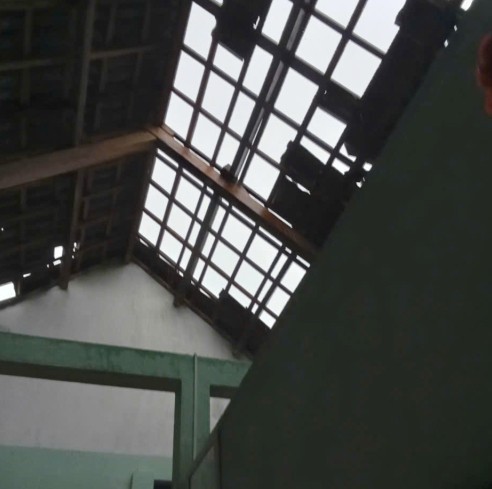 Lốc xoáy khiến hơn 100 nhà dân ở Quảng Ngãi bị hư hỏng.