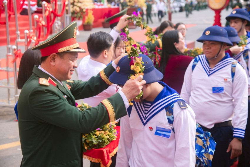 Lễ tòng quân tại Đồng Nai: Ngọn lửa trách nhiệm lan tỏa từ địa phương đến cả nước Lễ tòng quân tại Đồng Nai: Ngọn lửa trách nhiệm lan tỏa từ địa phương đến cả nước