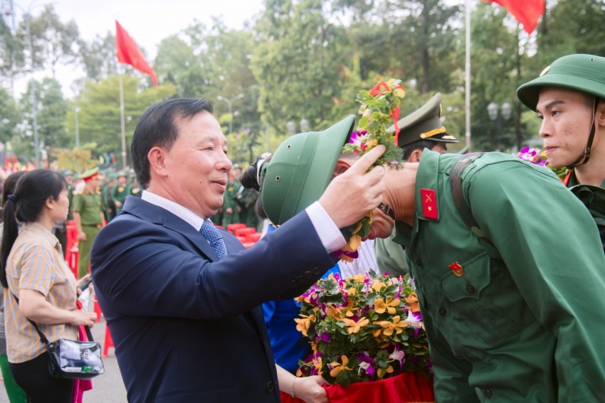 Lễ tòng quân tại Đồng Nai: Ngọn lửa trách nhiệm lan tỏa từ địa phương đến cả nước Lễ tòng quân tại Đồng Nai: Ngọn lửa trách nhiệm lan tỏa từ địa phương đến cả nước
