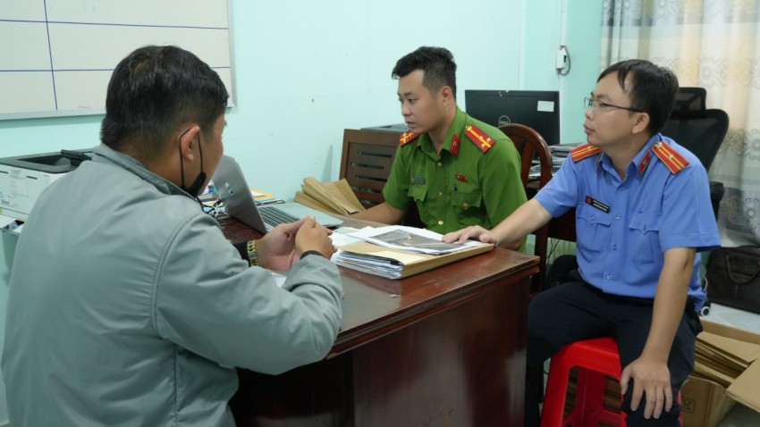 Đồng Tháp: Khởi tố thêm tài xế trong vụ xe khách rượt đuổi xe tải khiến hành khách hoảng loạn Đồng Tháp: Khởi tố thêm tài xế trong vụ xe khách rượt đuổi xe tải khiến hành khách hoảng loạn