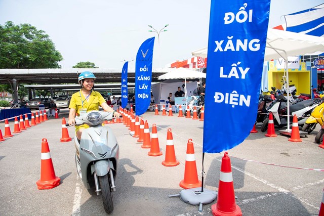 Chị Tống Thanh Ngọc (H&agrave; Nội) thử xe trước khi quyết định đổi chiếc Piaggio Vespa sang Feliz Neo. &nbsp;