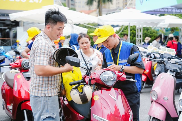 Một tư vấn b&aacute;n h&agrave;ng VinFast hỗ trợ kh&aacute;ch h&agrave;ng t&igrave;m hiểu về xe. &nbsp;