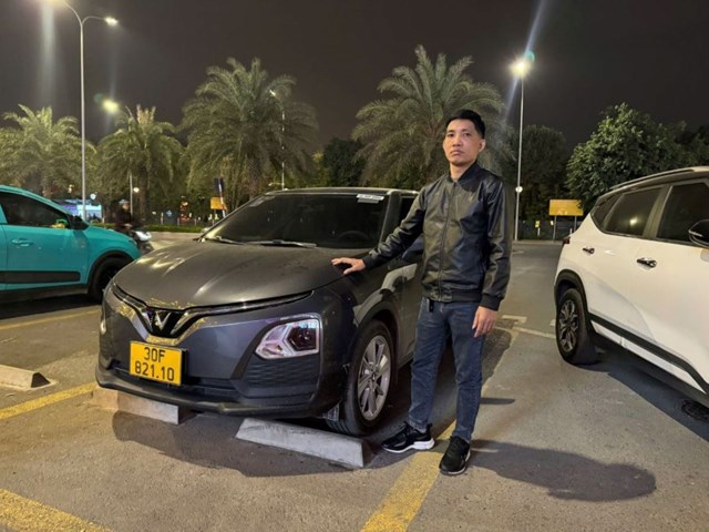 T&agrave;i xế dịch vụ Nguyễn Văn Thuận (H&agrave; Nội) cảm nhận rất r&otilde; hiệu quả kinh tế của VF 5. &nbsp;