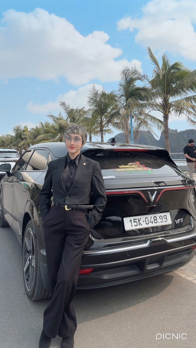 Chị Hương Giang (Hải Ph&ograve;ng) chia sẻ, ngay trong lần đầu ti&ecirc;n nh&igrave;n thấy VF 7, tim chị đ&atilde; &ldquo;loạn nhịp&rdquo; v&igrave; ngoại h&igrave;nh thể thao v&agrave; quyến rũ của mẫu SUV điện VinFast &nbsp;