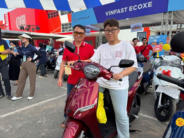 &Ocirc;ng L&ecirc; Việt H&ugrave;ng (H&agrave; Nội) lựa chọn xe điện cho con trai sử dụng khi v&agrave;o đại học. &nbsp;