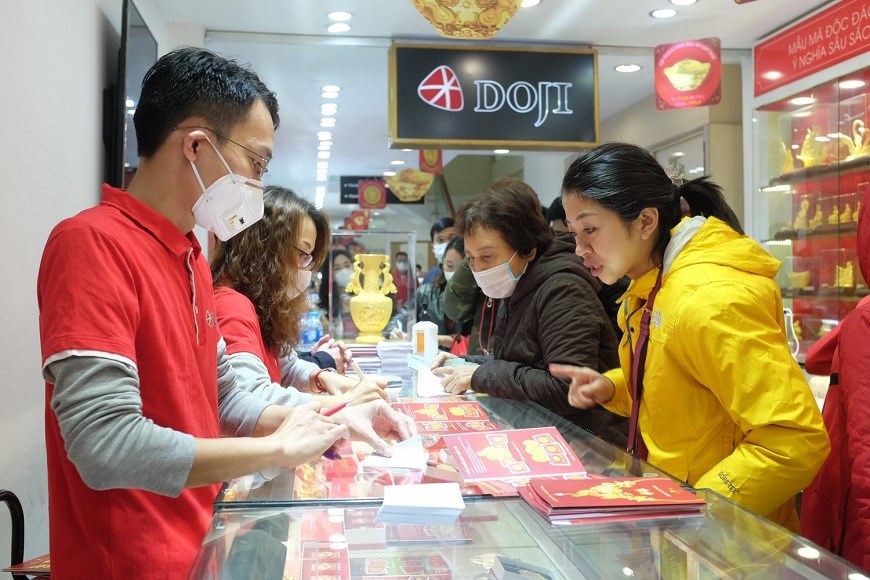 Giá vàng hôm nay 16-2: Giá vàng thế giới giảm sâu sau khi chạm mốc cao nhất trong 3 tháng