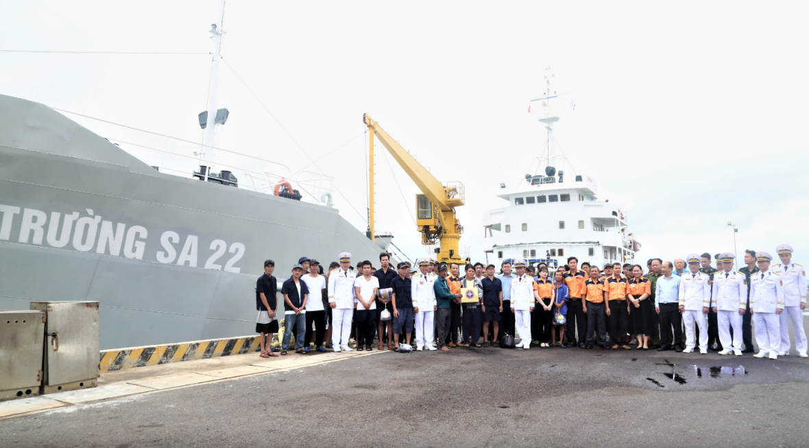 52 ngư dân được hải quân và các đơn vị đưa về đất liền an toàn