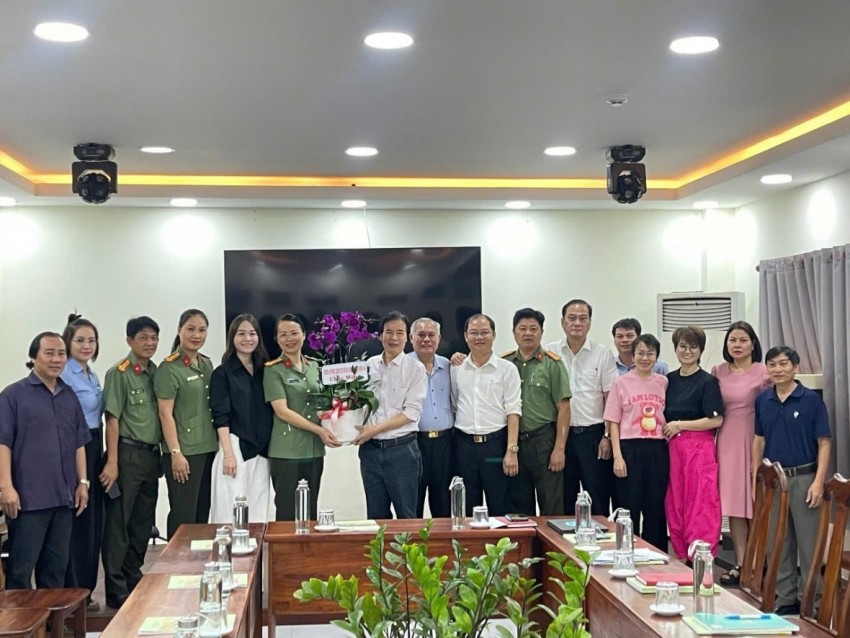 Tăng hoạ chúc mưungf Hội văn học nghệ thuật Đồng Nai.