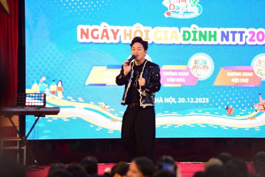 Ca sĩ Tùng Dương chia sẻ: Trong những ngày nay dù lịch trình công việc dày đặc. Tuy nhiên, vì những người chị thân yêu và Thầy hiệu trưởng đáng kính nên đã gác hết công việc để có mặt trong ngày hội gia đình Trường Nguyễn Tất Thành hôm nay. Bên cạnh đó, cã sĩ Tùng Dương cũng mong các em học sinh học tập thật tốt, trở thành những con ngoan, trò giỏi để mai sau thành những công dân có ích phục vụ cho sự phát triển của đất nước. Ca sĩ Tùng Dương chia sẻ: Trong những ngày nay dù lịch trình công việc dày đặc. Tuy nhiên, vì những người chị thân yêu và Thầy hiệu trưởng đáng kính nên đã gác hết công việc để có mặt trong ngày hội gia đình Trường Nguyễn Tất Thành hôm nay. Bên cạnh đó, c