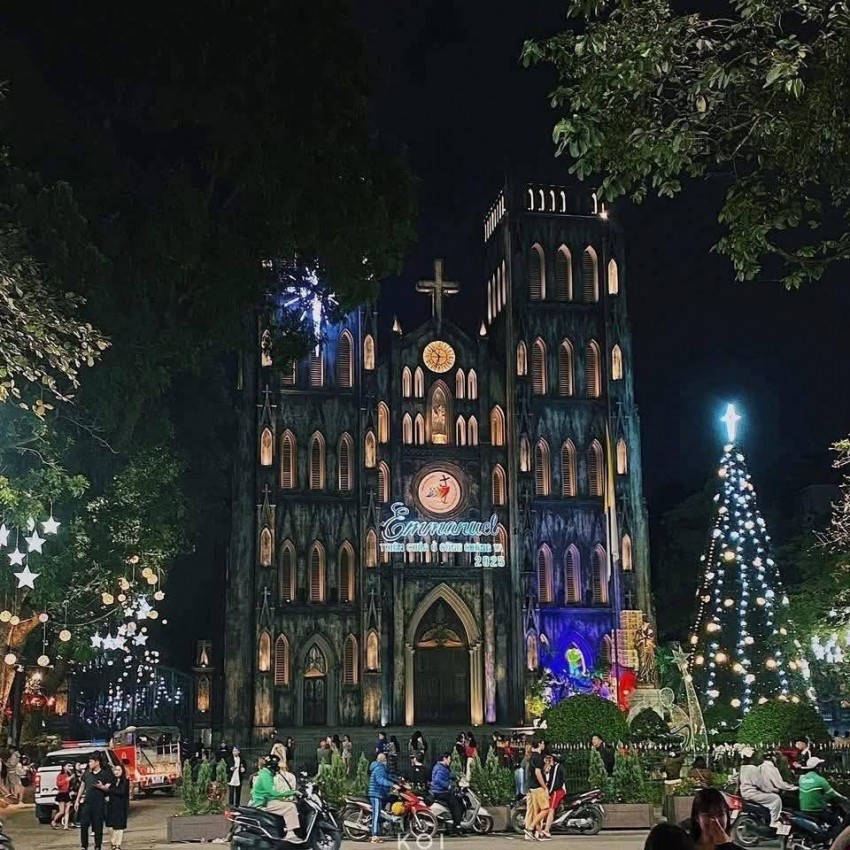 Các nhà thờ trên địa bàn thành phố, nhất là Nhà thờ Lớn Hà Nội, sớm trở thành điểm đến quen thuộc mỗi mùa Giáng sinh.