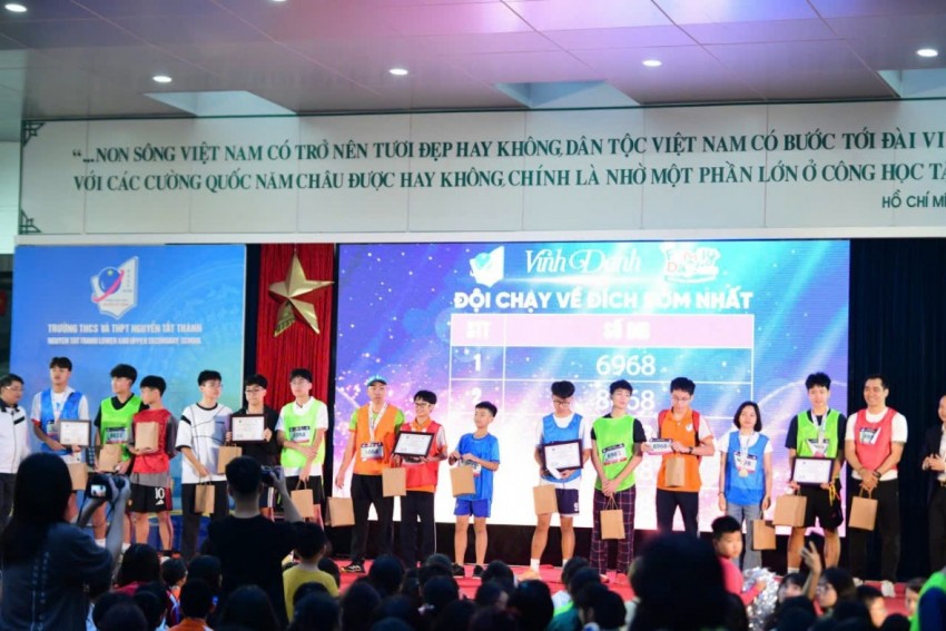 Sau 4 vòng chạy, giải thưởng của Ngày hội đã được trao cho 5 đội có thành tích cao nhất. Sau 4 vòng chạy, giải thưởng của Ngày hội đã được trao cho 5 đội có thành tích cao nhất.