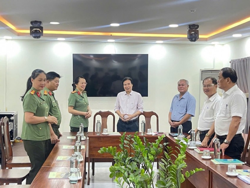 Thượng tá Phạm Hồng Chính ghi nhận và đánh giá cao sự đồng hành của đội ngũ văn nghệ sĩ Đồng Nai đối với lực lượng Công an nhân dân trong thời gian qua.