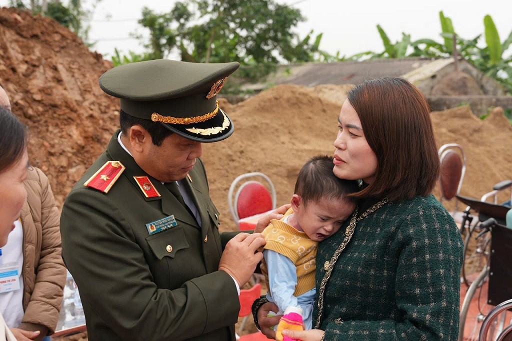 Phó Chánh Văn phòng Bộ Công an thăm hỏi, động viên trẻ đang được nuôi dưỡng tại Trung tâm công tác xã hội tỉnh Nghệ An.