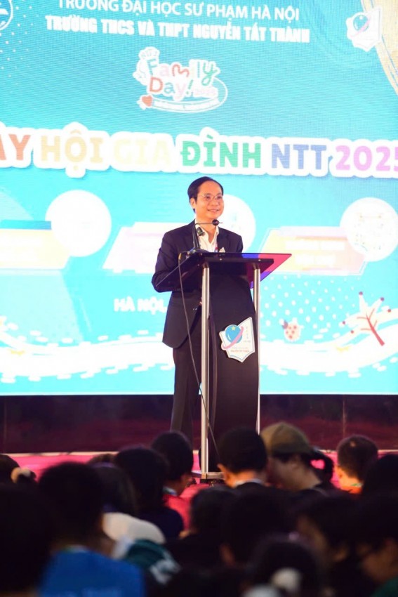 TS. Phạm Sỹ Cường đã nhấn mạnh triết lí giáo dục toàn diện mà nhà trường luôn kiên định theo đuổi. Ở Trường THCS và THPT Nguyễn Tất Thành, học sinh không chỉ được trang bị kiến thức, mà còn được bồi dưỡng nhân cách, ý chí và thể chất để sẵn sàng thích ứng với một xã hội không ngừng biến đổi. Thầy Hiệu trưởng gửi lời cảm ơn tất cả các cơ quan, lực lượng hỗ trợ Ngày hội, các thành viên tham gia sự kiện: “Những người đã đến, đã chạy, đã mỉm cười và sẻ chia – để ngày hội hôm nay thực sự trở thành ng TS. Phạm Sỹ Cường đã nhấn mạnh triết lí giáo dục toàn diện mà nhà trường luôn kiên định theo đuổi. Ở Trường THCS và THPT Nguyễn Tất Thành, học sinh không chỉ được trang bị kiến thức, mà còn được bồi dưỡng nhân cách, ý chí và thể chất để sẵn sàng thích ứng