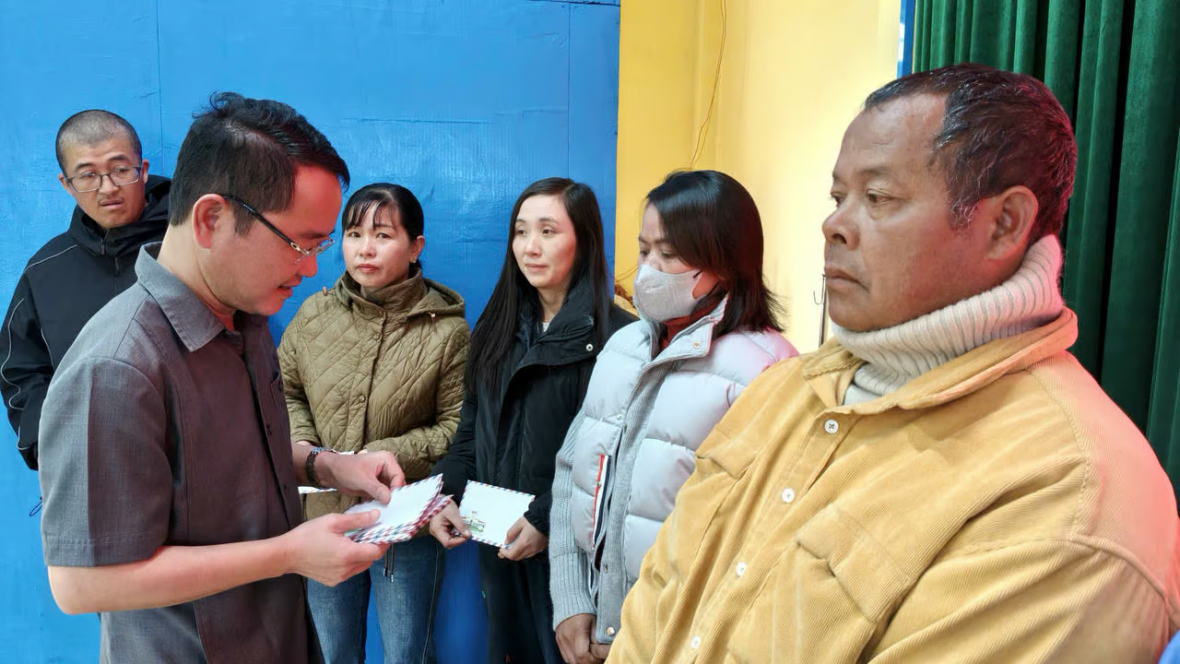 Báo Pháp luật Việt Nam hỗ trợ người dân vùng mưa lũ Lâm Đồng sửa chữa nhà