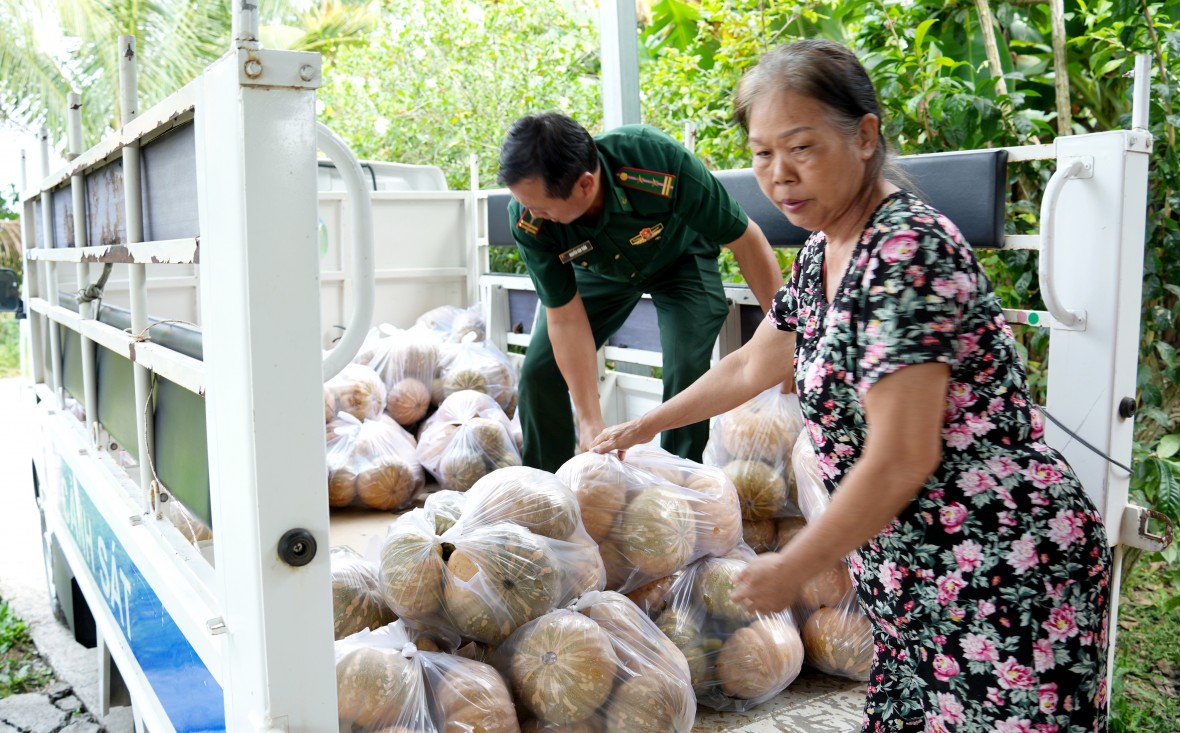 BĐBP Cà Mau hỗ trợ tiêu thụ bí đỏ, tiếp sức nông dân vượt khó BĐBP Cà Mau hỗ trợ tiêu thụ bí đỏ, tiếp sức nông dân vượt khó