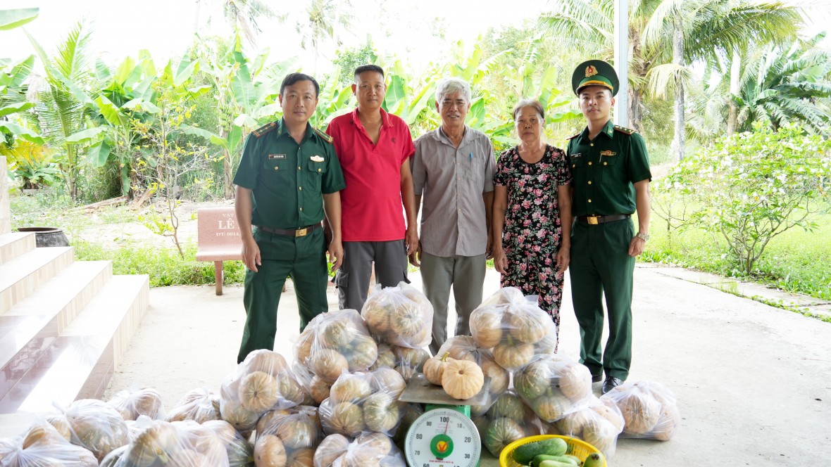 BĐBP Cà Mau hỗ trợ tiêu thụ bí đỏ, tiếp sức nông dân vượt khó BĐBP Cà Mau hỗ trợ tiêu thụ bí đỏ, tiếp sức nông dân vượt khó
