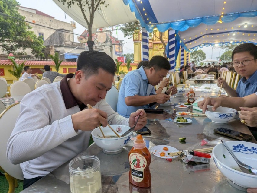 Thực khách đang thưởng thức món phở