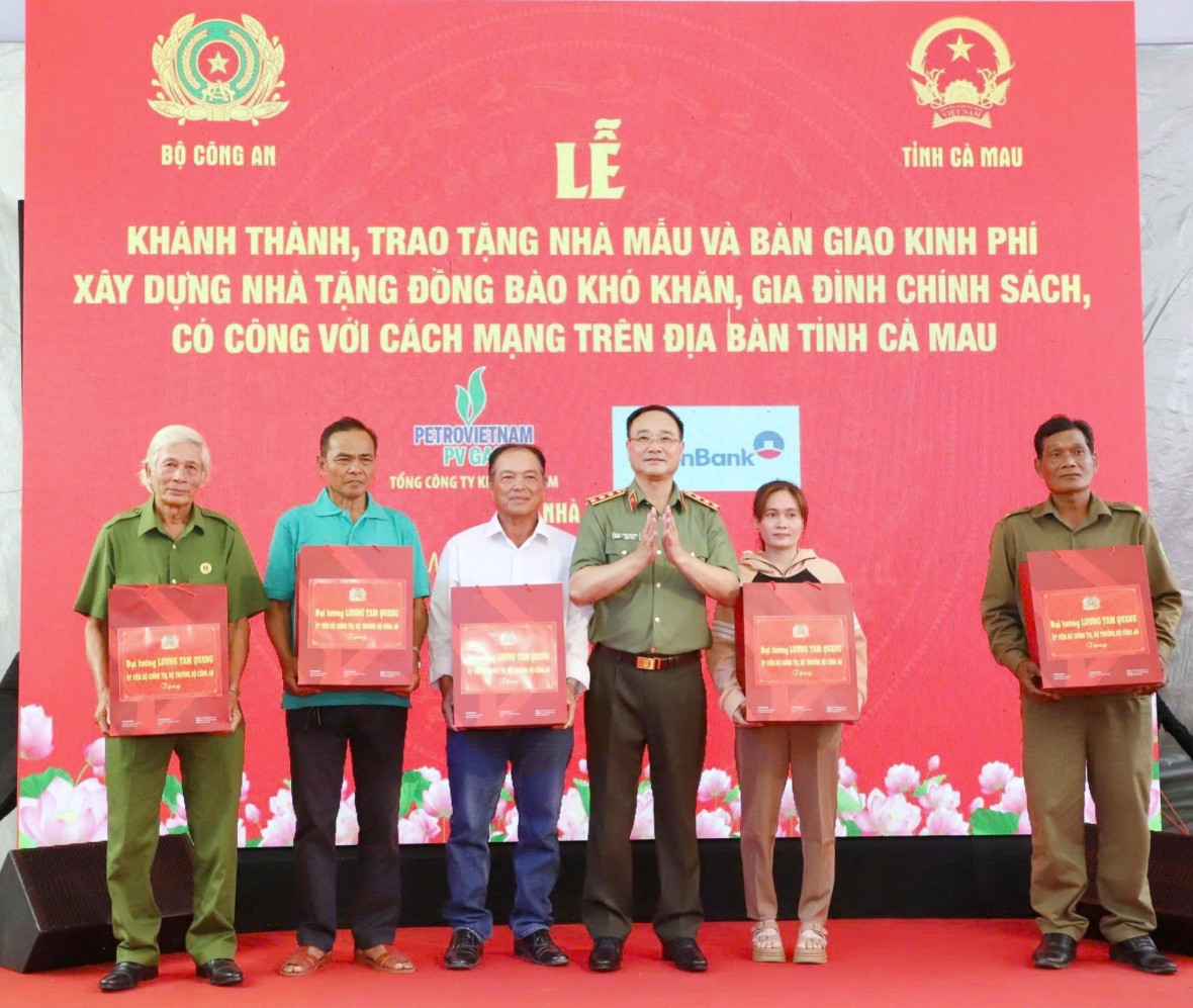 Bộ Công an bàn giao kinh phí xây dựng 500 căn nhà cho đồng bào tỉnh Cà Mau