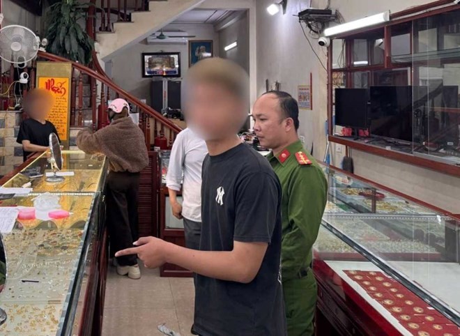 Đối tượng cướp tiệm vàng đang thực nghiệm tại hiện trường. Ảnh C.A tỉnh Hưng Yên Đối tượng cướp tiệm vàng đang thực nghiệm tại hiện trường. Ảnh C.A tỉnh Hưng Yên