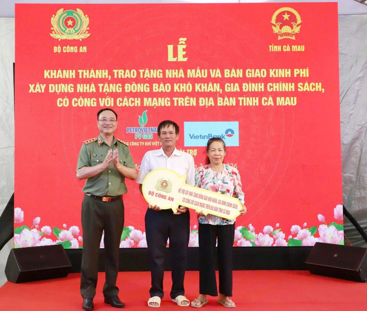 Bộ Công an bàn giao kinh phí xây dựng 500 căn nhà cho đồng bào tỉnh Cà Mau