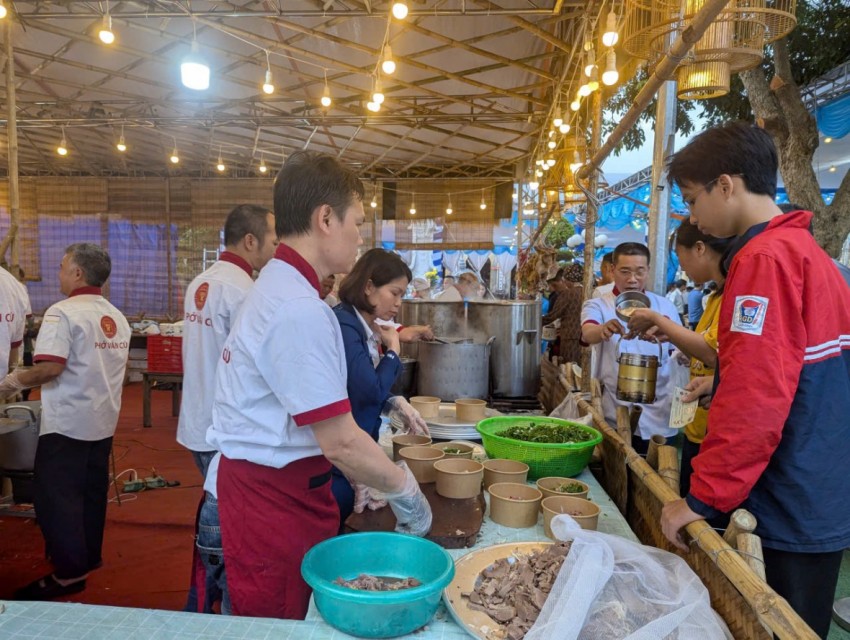 Người dân làng Giao Cù và địa phương lân cận đến thưởng thức phở trong Festiva phở được tổ chức tại đình làng