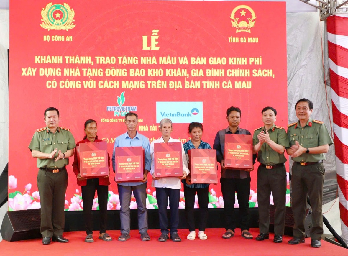 Bộ Công an bàn giao kinh phí xây dựng 500 căn nhà cho đồng bào tỉnh Cà Mau
