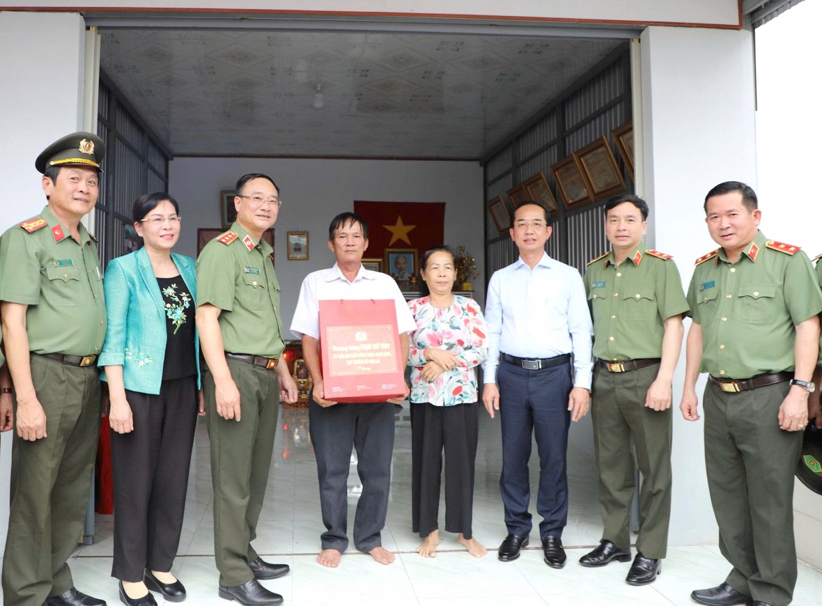 Bộ Công an bàn giao kinh phí xây dựng 500 căn nhà cho đồng bào tỉnh Cà Mau