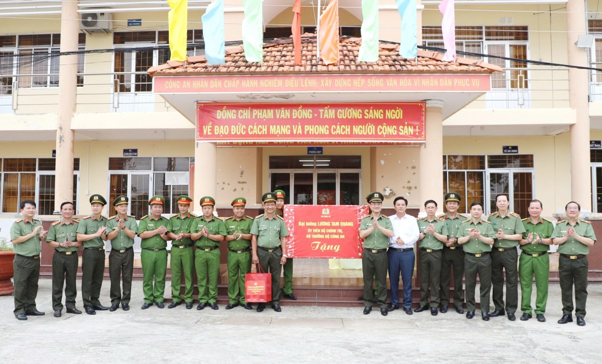 Bộ Công an bàn giao kinh phí xây dựng 500 căn nhà cho đồng bào tỉnh Cà Mau