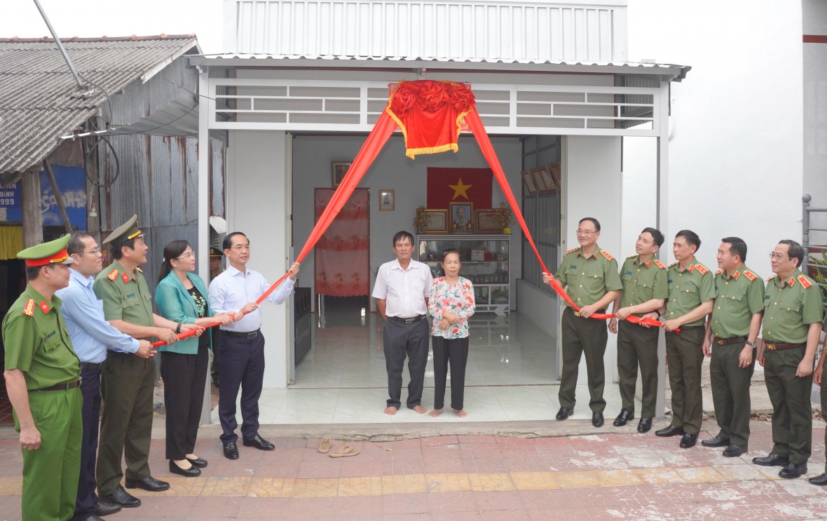 Bộ Công an bàn giao kinh phí xây dựng 500 căn nhà cho đồng bào tỉnh Cà Mau