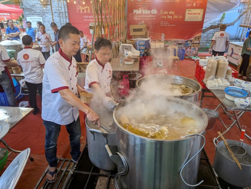 Nồi nước dùng là linh hồn làm nên tên tuồi của phở Giao Cù