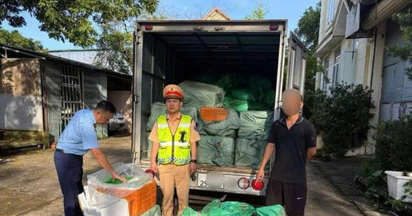 Quảng Ninh: Phát hiện xe tải chở 1,7 tấn thực phẩm đông lạnh không rõ nguồn gốc