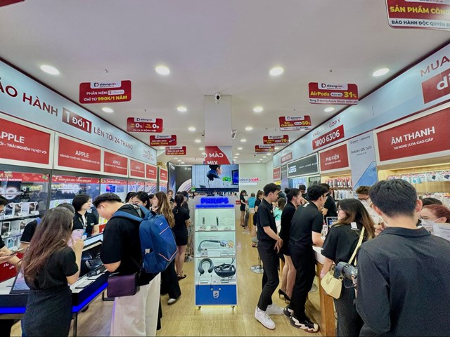 Hàng trăm khách hàng nhận Galaxy S25 tại Di Động Việt ngay trong đêm trả hàng và mở bán - Ảnh 3