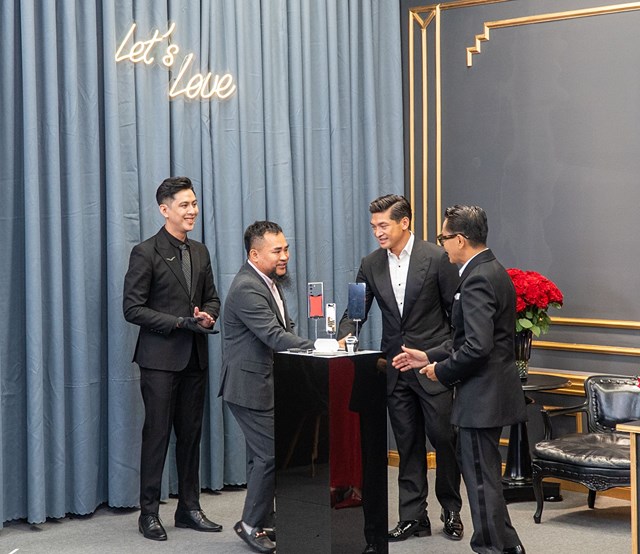 Khách hàng chốt đơn điện thoại Vertu giá trăm triệu trong livestream của Thái Công - Ảnh 1