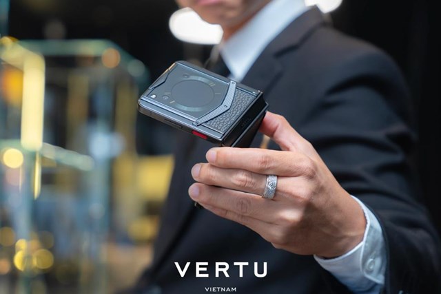 Điện thoại gập đầu tiên của Vertu được đón nhận thế nào tại Việt Nam? - Ảnh 1